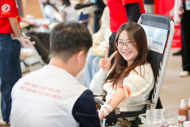 Hàng nghìn 'trái tim tình nguyện' hiến máu để đảm bảo nguồn máu cho điều trị cuối năm- Ảnh 4.