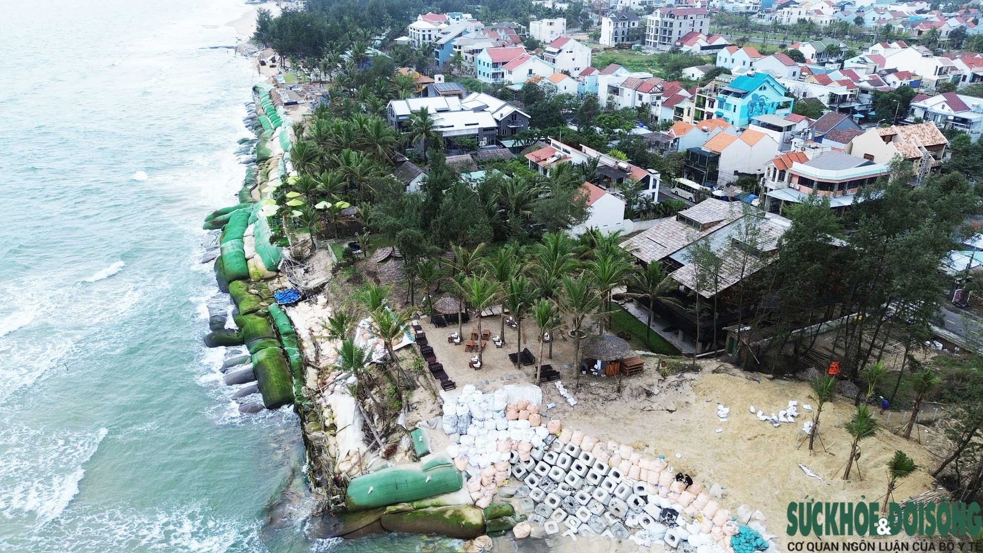 Cận cảnh bờ biển bị sóng dữ xé toạc, đe dọa 'nuốt' hàng loạt công trình- Ảnh 2.