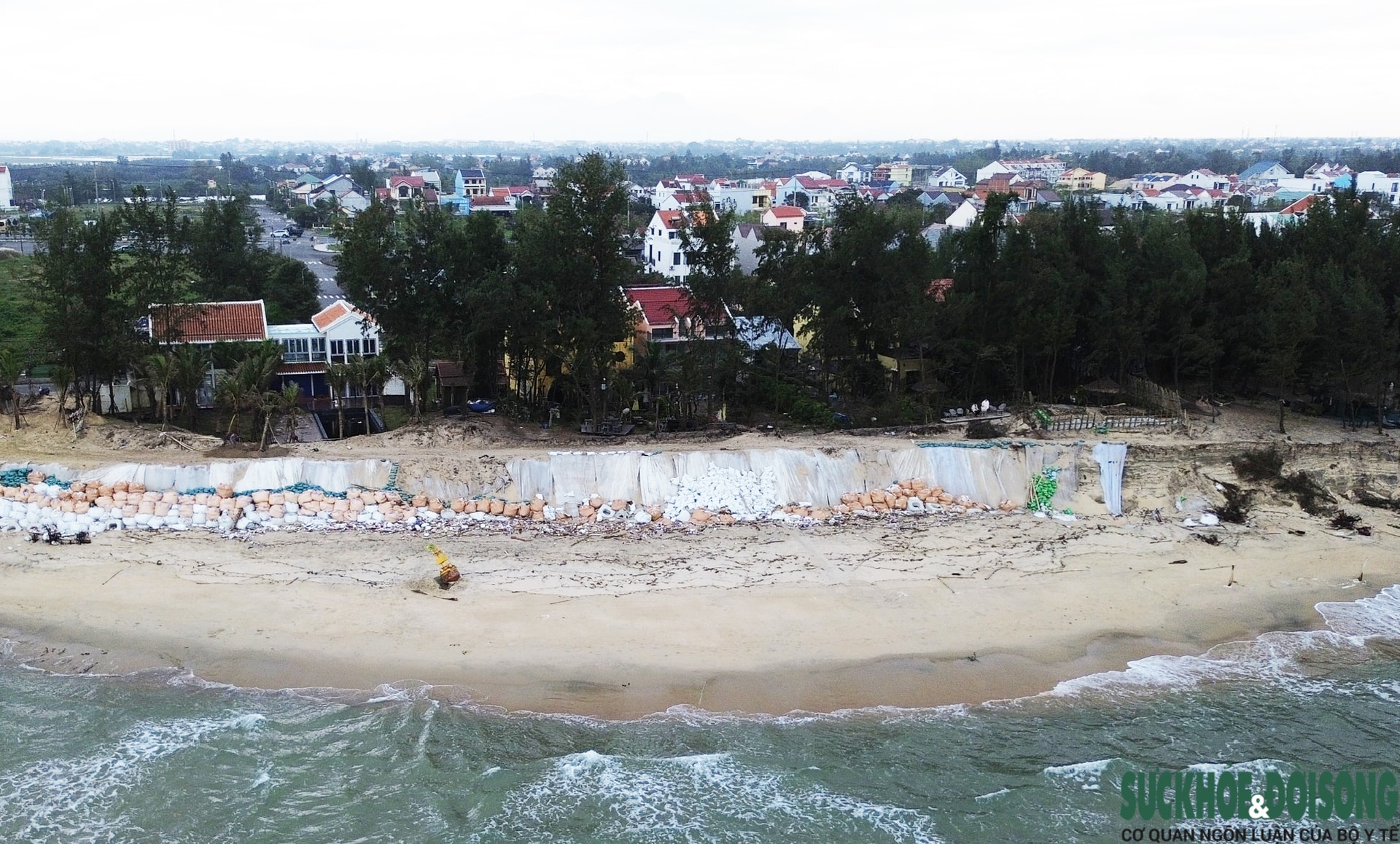 Cận cảnh bờ biển bị sóng dữ xé toạc, đe dọa 'nuốt' hàng loạt công trình- Ảnh 6.