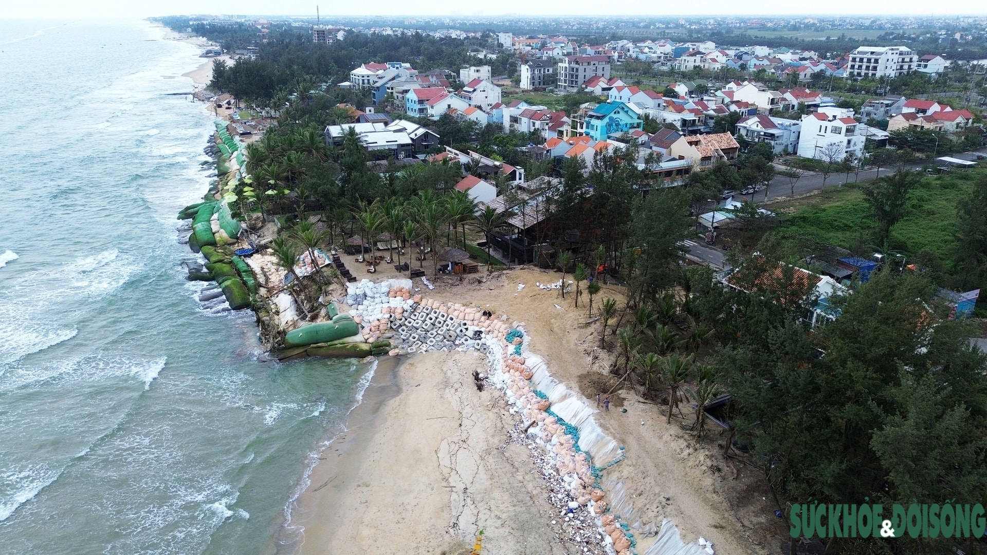 Cận cảnh bờ biển bị sóng dữ xé toạc, đe dọa 'nuốt' hàng loạt công trình- Ảnh 14.
