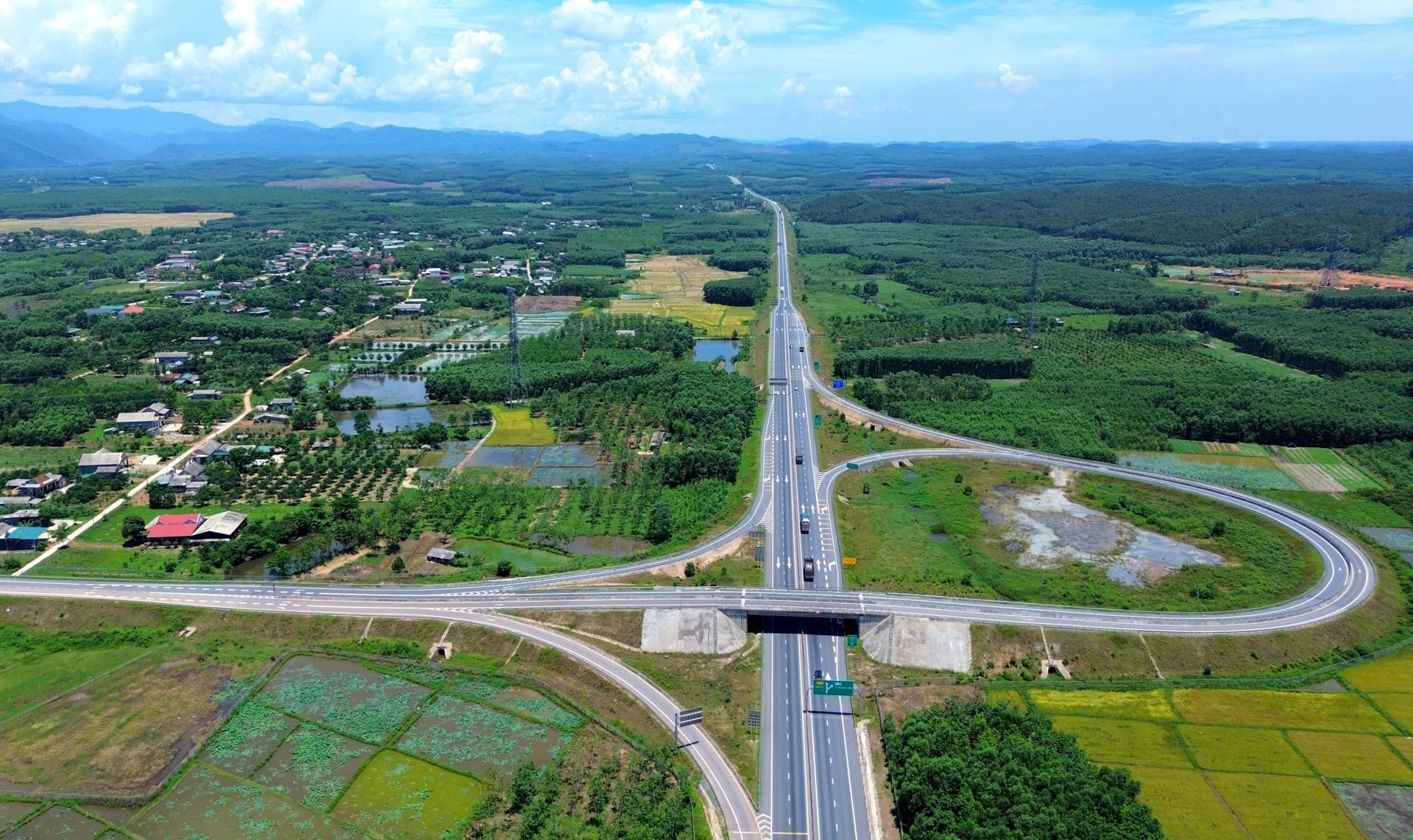 Toàn cảnh cao tốc Cam Lộ - La Sơn trước thời điểm thi công mở rộng- Ảnh 1. Toàn cảnh cao tốc Cam Lộ - La Sơn trước thời điểm thi công mở rộng- Ảnh 1.