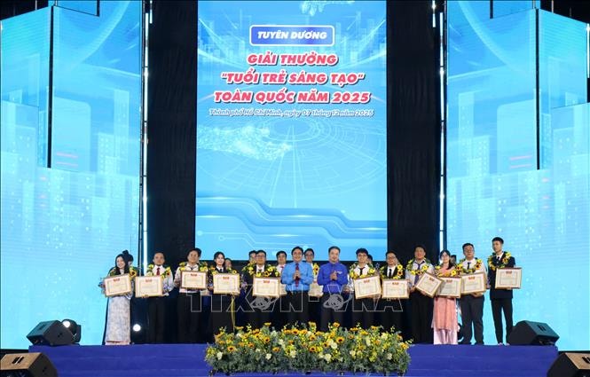 Trao Giải thưởng 'Tình nguyện quốc gia' và 'Tuổi trẻ sáng tạo' toàn quốc- Ảnh 3. Trao Giải thưởng 'Tình nguyện quốc gia' và 'Tuổi trẻ sáng tạo' toàn quốc- Ảnh 3.