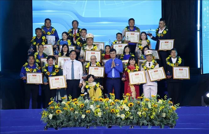 Trao Giải thưởng 'Tình nguyện quốc gia' và 'Tuổi trẻ sáng tạo' toàn quốc- Ảnh 1. Trao Giải thưởng 'Tình nguyện quốc gia' và 'Tuổi trẻ sáng tạo' toàn quốc- Ảnh 1.