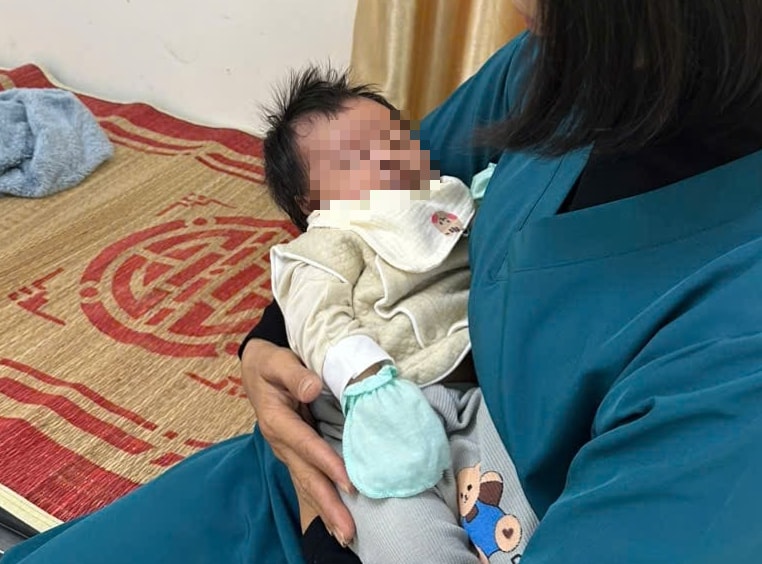 Đi thể dục buổi sáng, người phụ nữ bất ngờ phát hiện bé sơ sinh trên tấm xốp- Ảnh 1.