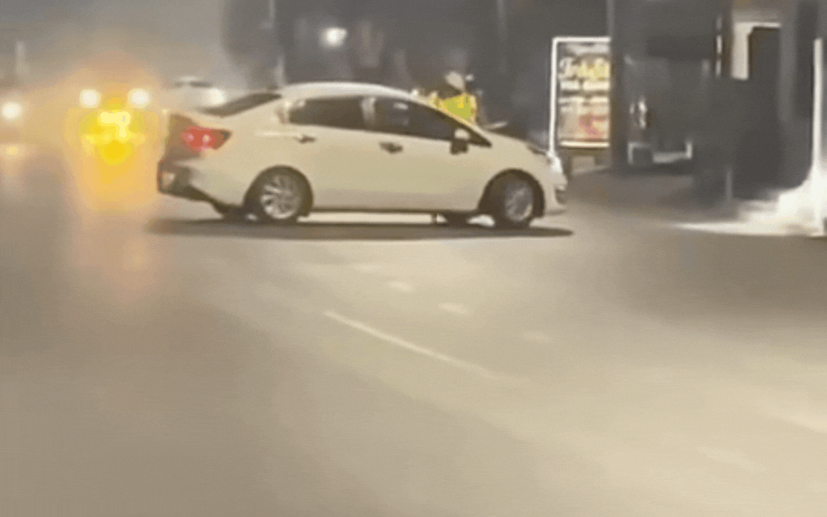 Tài xế có cồn lái ô tô hất văng CSGT lên ca-pô, phóng xe bỏ chạy - Ảnh 2. Tài xế có cồn lái ô tô hất văng CSGT lên ca-pô, phóng xe bỏ chạy - Ảnh 2.