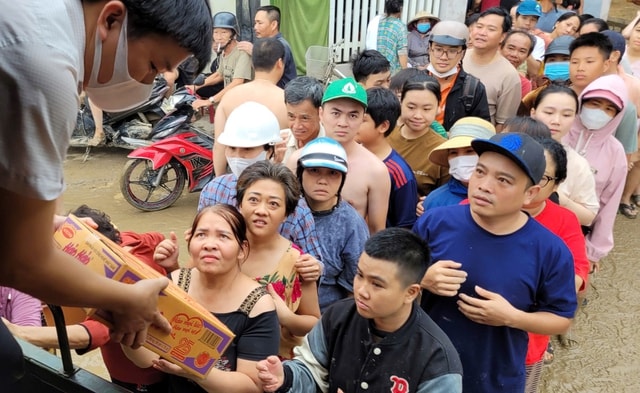 Acecook Việt Nam hỗ trợ 210.000 sản phẩm mì ăn liền cho người dân vùng lũ tại các tỉnh Đắk Lắk, Khánh Hòa, Gia Lai- Ảnh 1. Acecook Việt Nam hỗ trợ 210.000 sản phẩm mì ăn liền cho người dân vùng lũ tại các tỉnh Đắk Lắk, Khánh Hòa, Gia Lai- Ảnh 1.