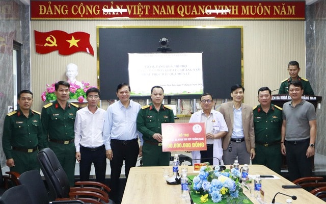 Kịp thời tiếp sức cho bệnh viện bị cô lập suốt 4 đêm 5 ngày trong lũ lịch sử- Ảnh 1. Kịp thời tiếp sức cho bệnh viện bị cô lập suốt 4 đêm 5 ngày trong lũ lịch sử- Ảnh 1.