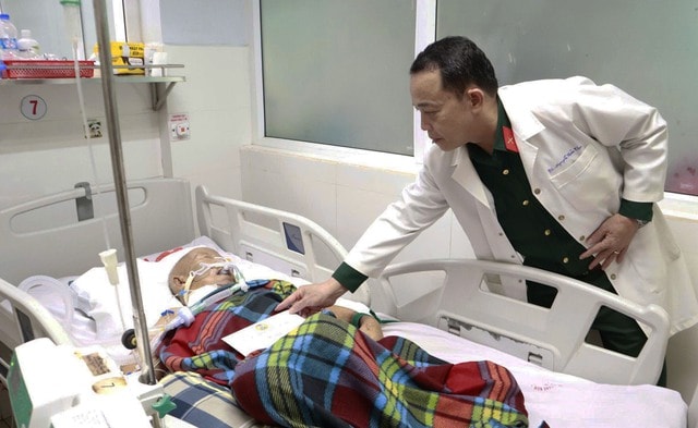 Kịp thời tiếp sức cho bệnh viện bị cô lập suốt 4 đêm 5 ngày trong lũ lịch sử- Ảnh 2. Kịp thời tiếp sức cho bệnh viện bị cô lập suốt 4 đêm 5 ngày trong lũ lịch sử- Ảnh 2.