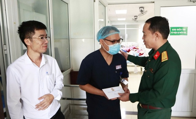 Kịp thời tiếp sức cho bệnh viện bị cô lập suốt 4 đêm 5 ngày trong lũ lịch sử- Ảnh 3. Kịp thời tiếp sức cho bệnh viện bị cô lập suốt 4 đêm 5 ngày trong lũ lịch sử- Ảnh 3.