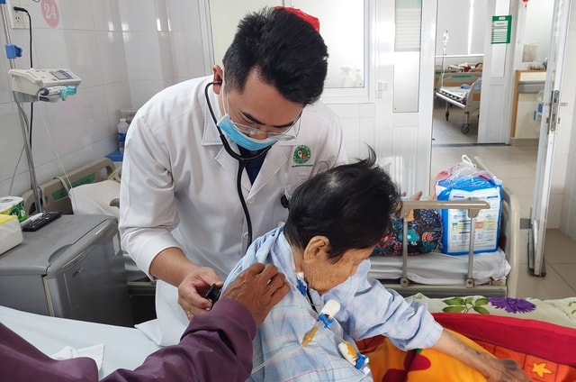 Cứu sống bệnh nhân sốc tim, ngưng tim trong ‘cuộc đua một phút sinh tử’- Ảnh 1. Cứu sống bệnh nhân sốc tim, ngưng tim trong ‘cuộc đua một phút sinh tử’- Ảnh 1.