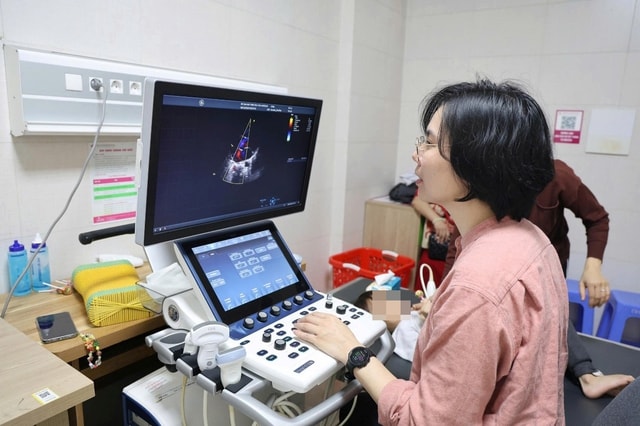 Hơn 300 trẻ được khám sàng lọc tim bẩm sinh miễn phí tại Bệnh viện Sản Nhi tỉnh Phú Thọ- Ảnh 2. Hơn 300 trẻ được khám sàng lọc tim bẩm sinh miễn phí tại Bệnh viện Sản Nhi tỉnh Phú Thọ- Ảnh 2.