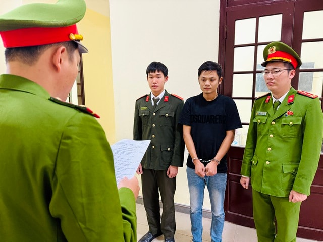 Bắt tài xế ô tô gây tai nạn làm 2 người tử vong ở Huế - Ảnh 1. Bắt tài xế ô tô gây tai nạn làm 2 người tử vong ở Huế - Ảnh 1.