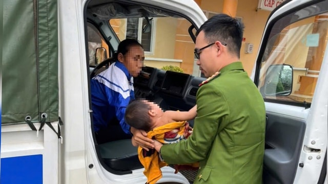 Công an xã đến tận nhà đưa cháu bé người Bru - Vân Kiều bị bỏng nặng đi cấp cứu- Ảnh 1. Công an xã đến tận nhà đưa cháu bé người Bru - Vân Kiều bị bỏng nặng đi cấp cứu- Ảnh 1.