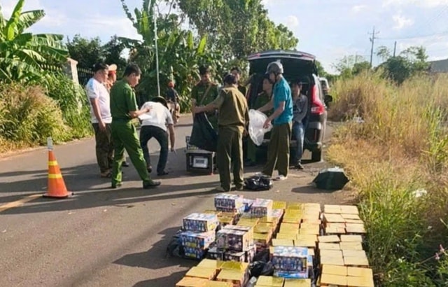 Truy đuổi hơn 60 km, bắt tài xế lái Suzuki nghi chở hàng cấm- Ảnh 1.