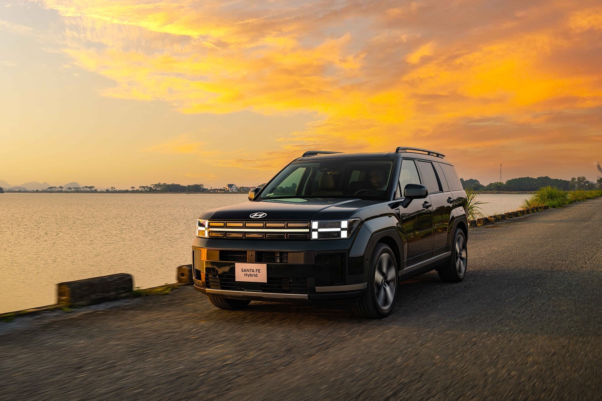 Phiên bản Hybrid của Santa Fe mới ra mắt tại Việt Nam. (Ảnh: HTV)