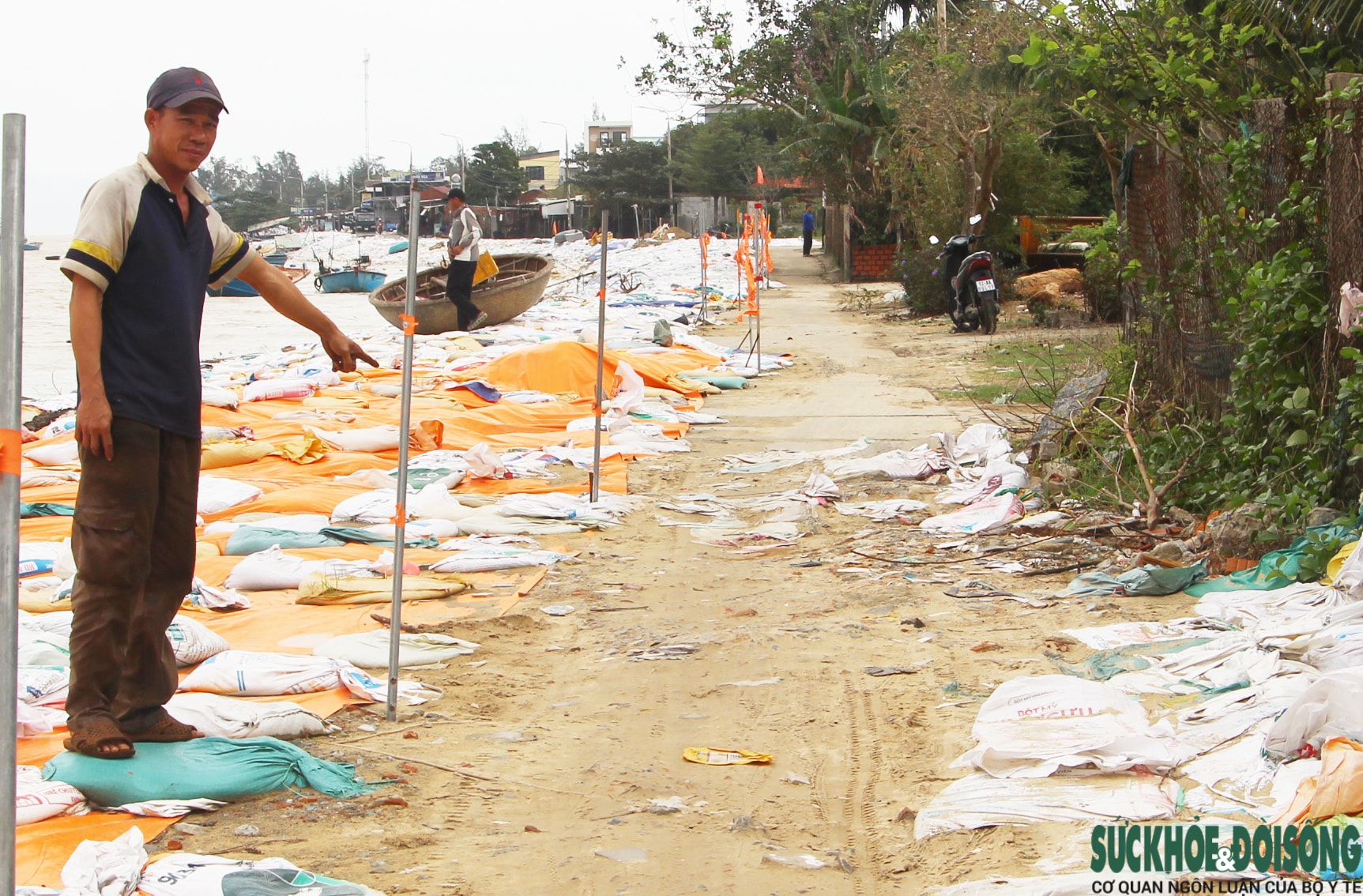 Cả làng chạy đua với thời gian, giành từng mét đất trước 'hà bá'- Ảnh 8.