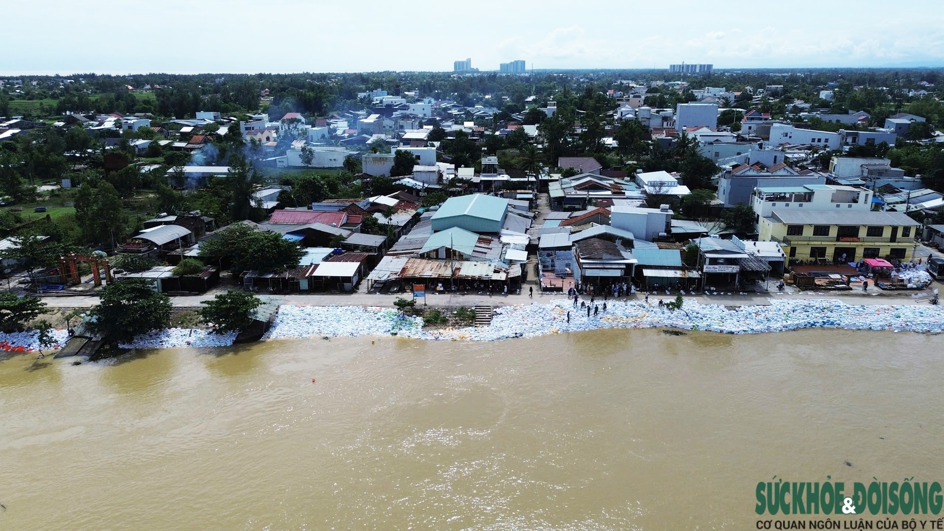 Cả làng chạy đua với thời gian, giành từng mét đất trước 'hà bá'- Ảnh 12.
