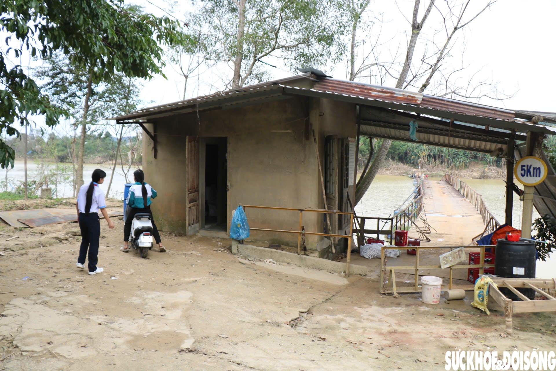 Nối nhịp cầu phao bị lũ cuốn trôi hàng cây số ở Huế- Ảnh 1.