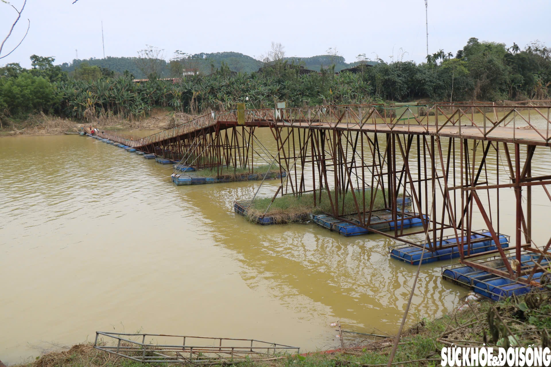 Nối nhịp cầu phao bị lũ cuốn trôi hàng cây số ở Huế- Ảnh 2.