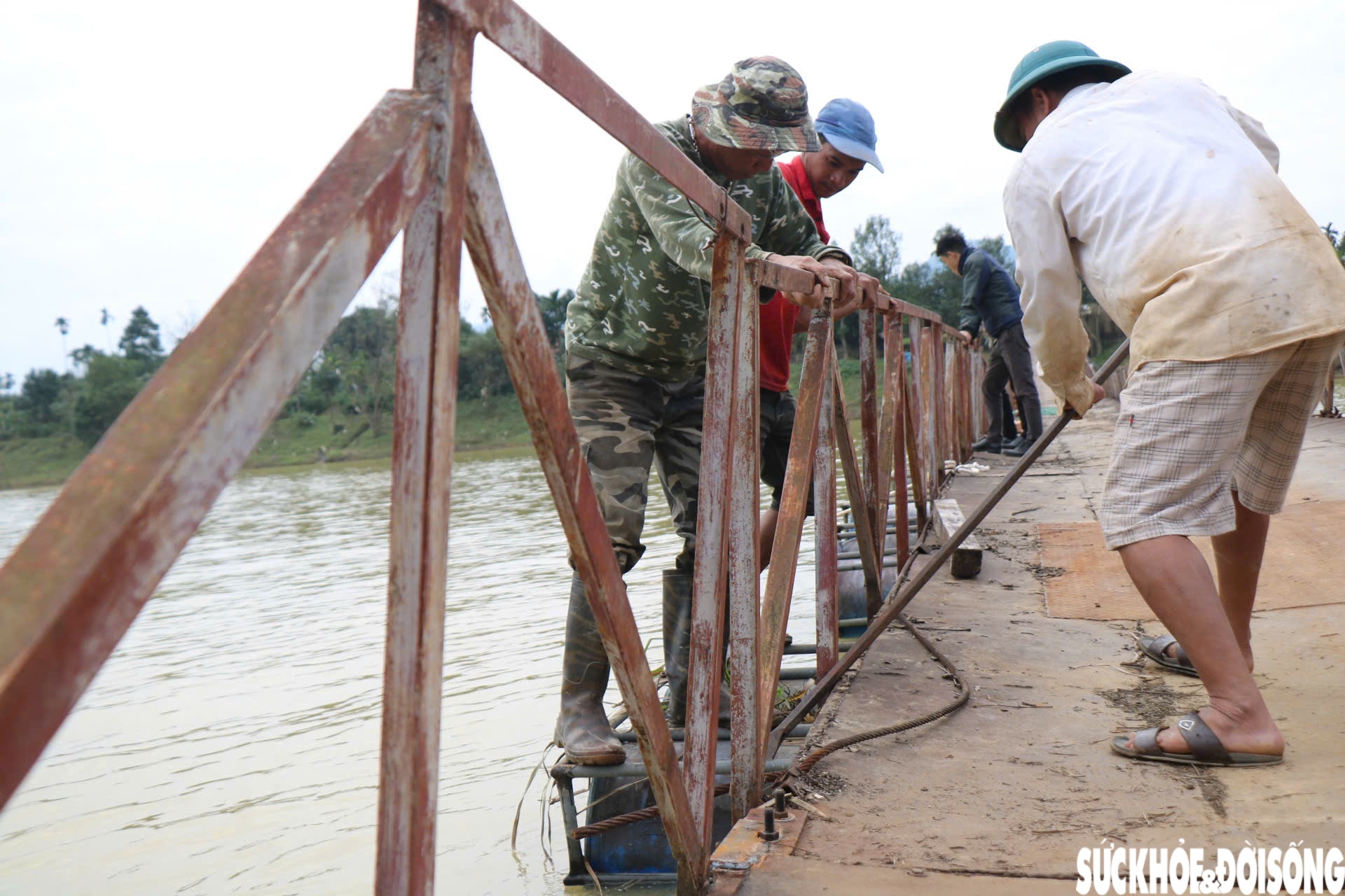 Nối nhịp cầu phao bị lũ cuốn trôi hàng cây số ở Huế- Ảnh 4.