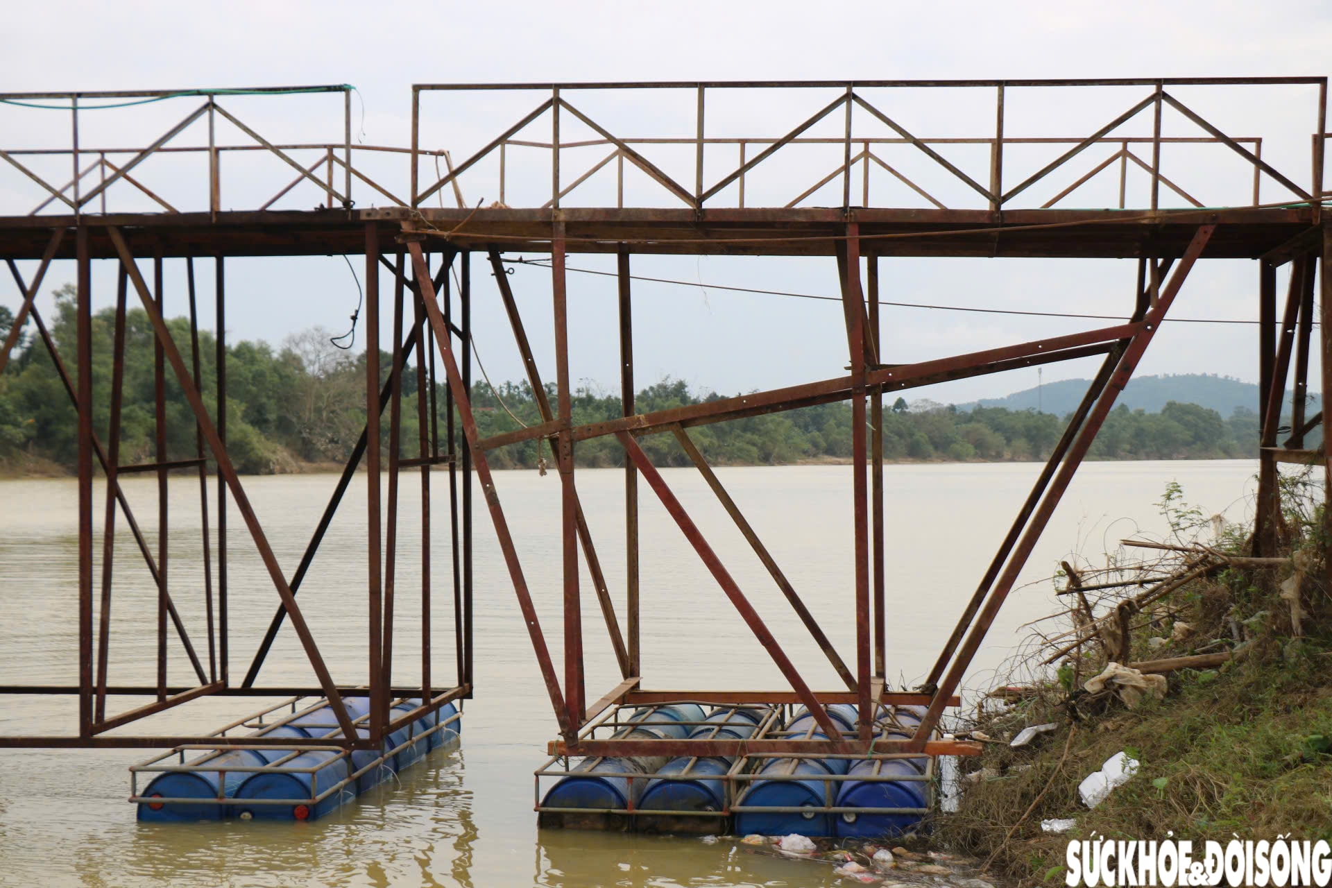 Nối nhịp cầu phao bị lũ cuốn trôi hàng cây số ở Huế- Ảnh 5.