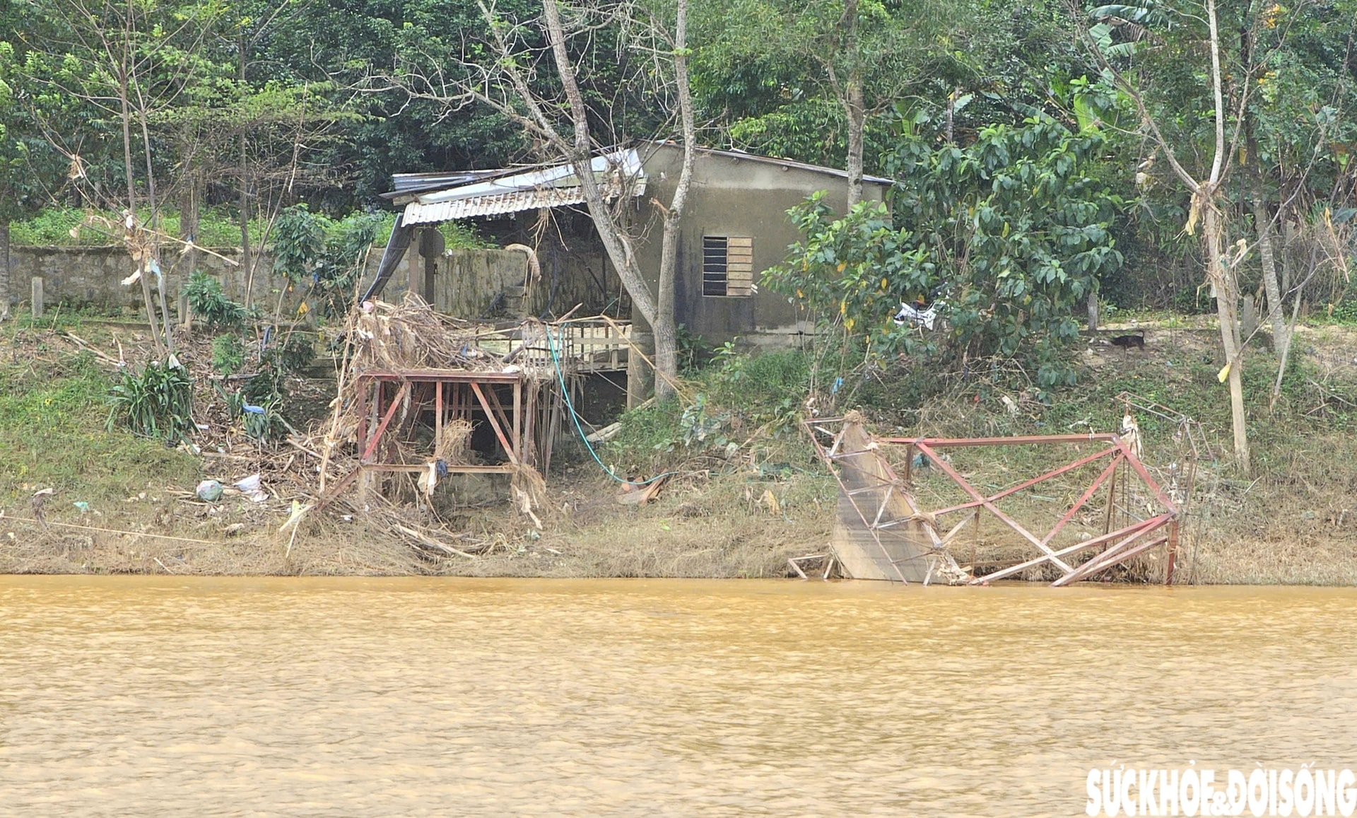 Nối nhịp cầu phao bị lũ cuốn trôi hàng cây số ở Huế- Ảnh 6.