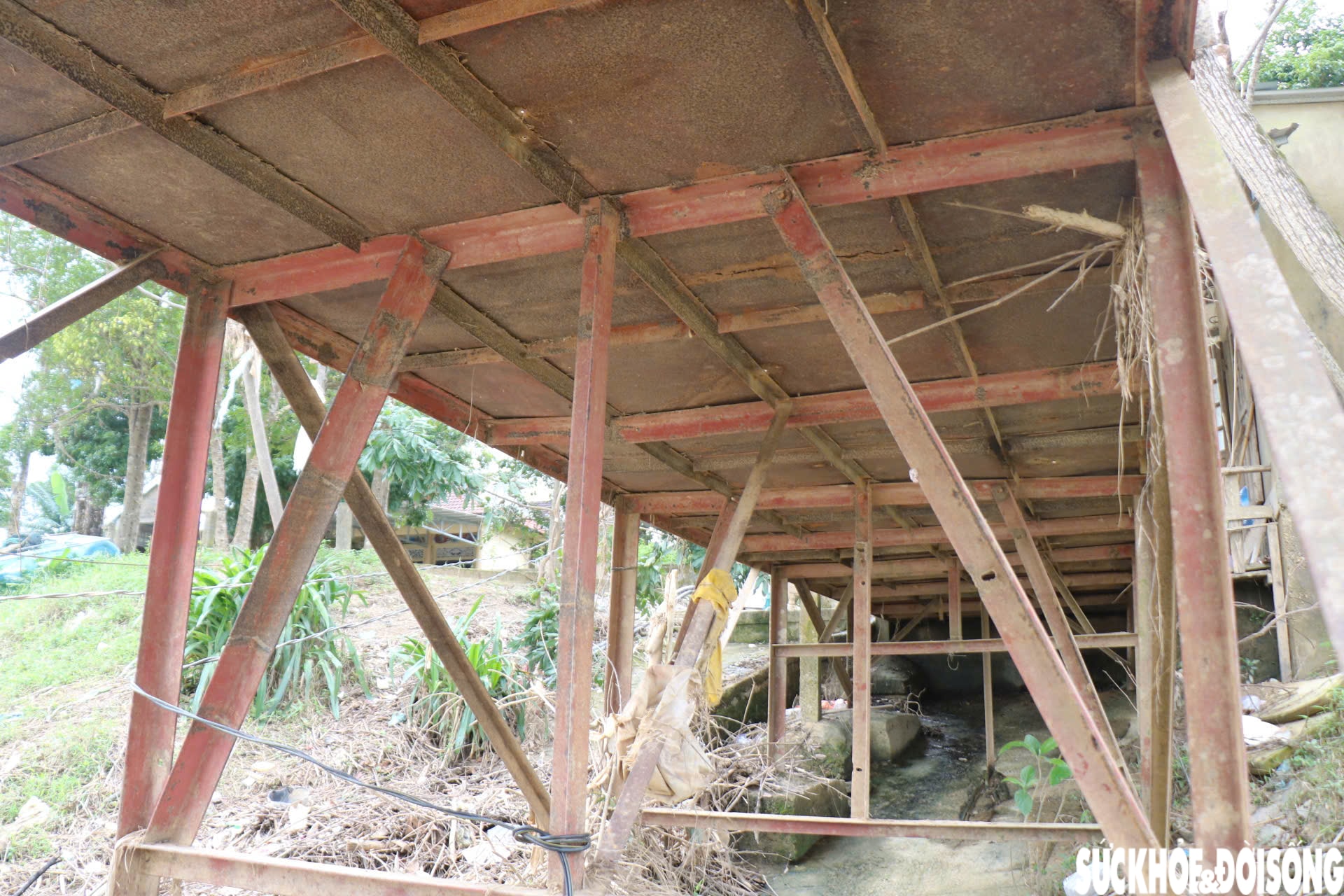 Nối nhịp cầu phao bị lũ cuốn trôi hàng cây số ở Huế- Ảnh 7.