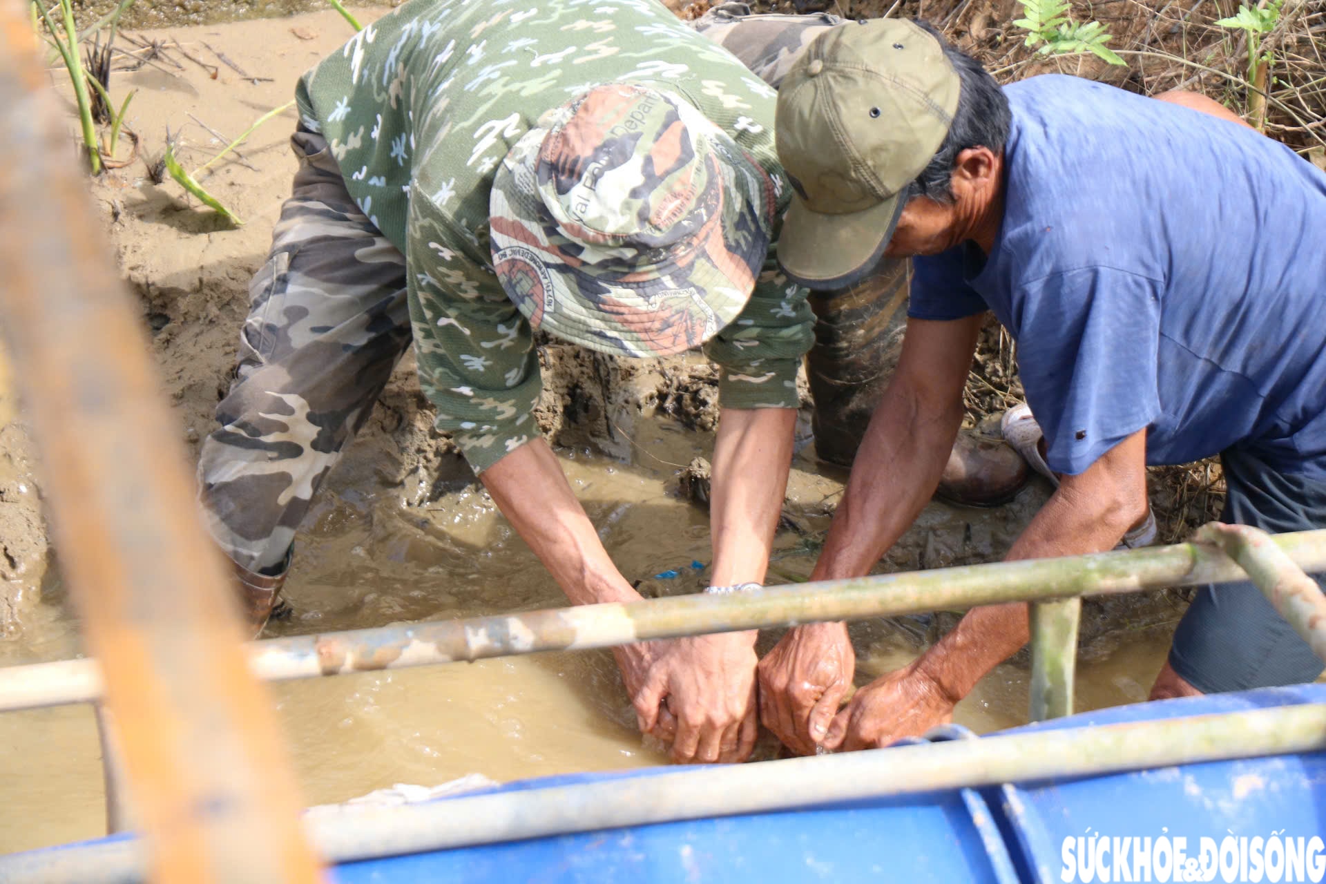 Nối nhịp cầu phao bị lũ cuốn trôi hàng cây số ở Huế- Ảnh 10.