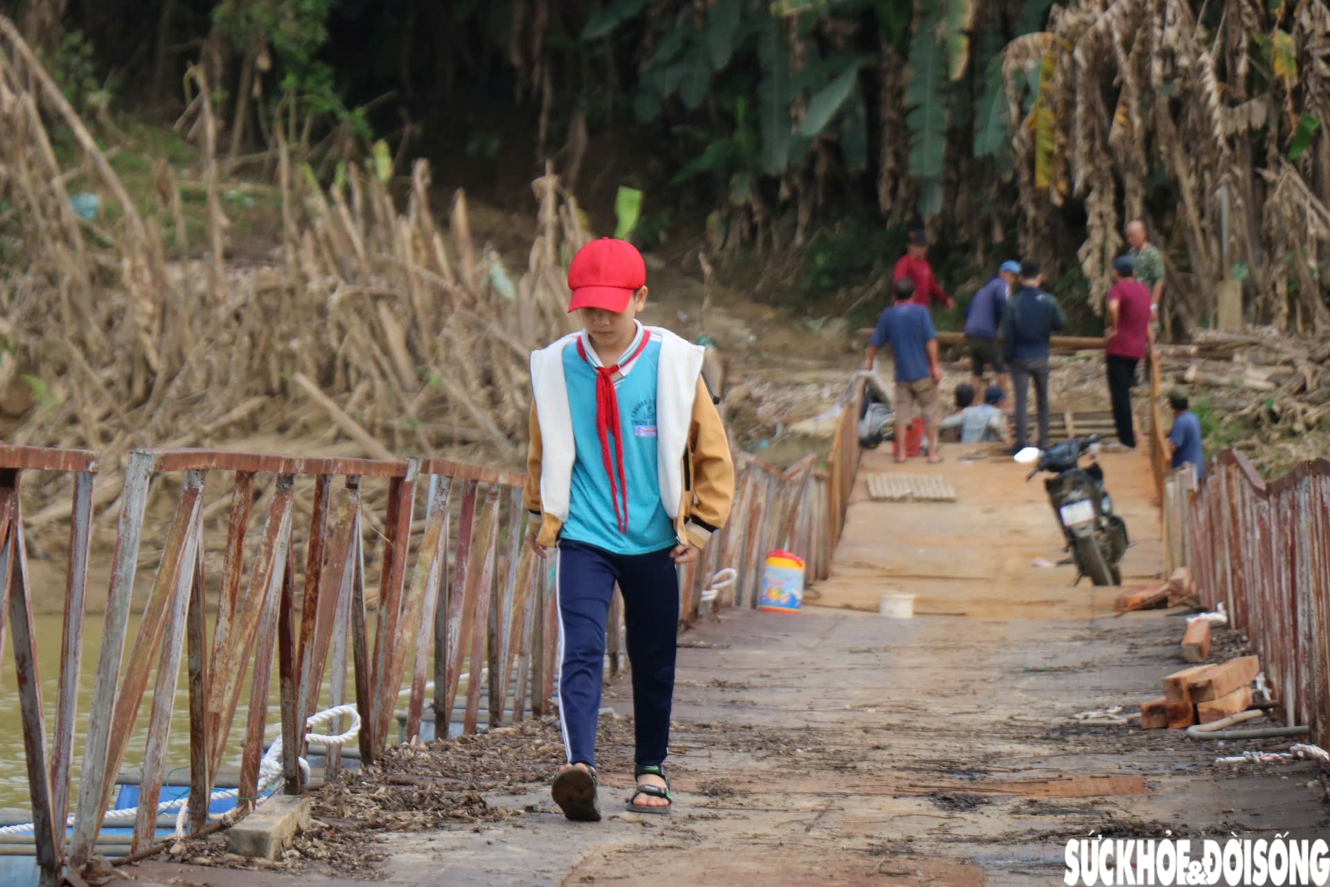 Nối nhịp cầu phao bị lũ cuốn trôi hàng cây số ở Huế- Ảnh 11.