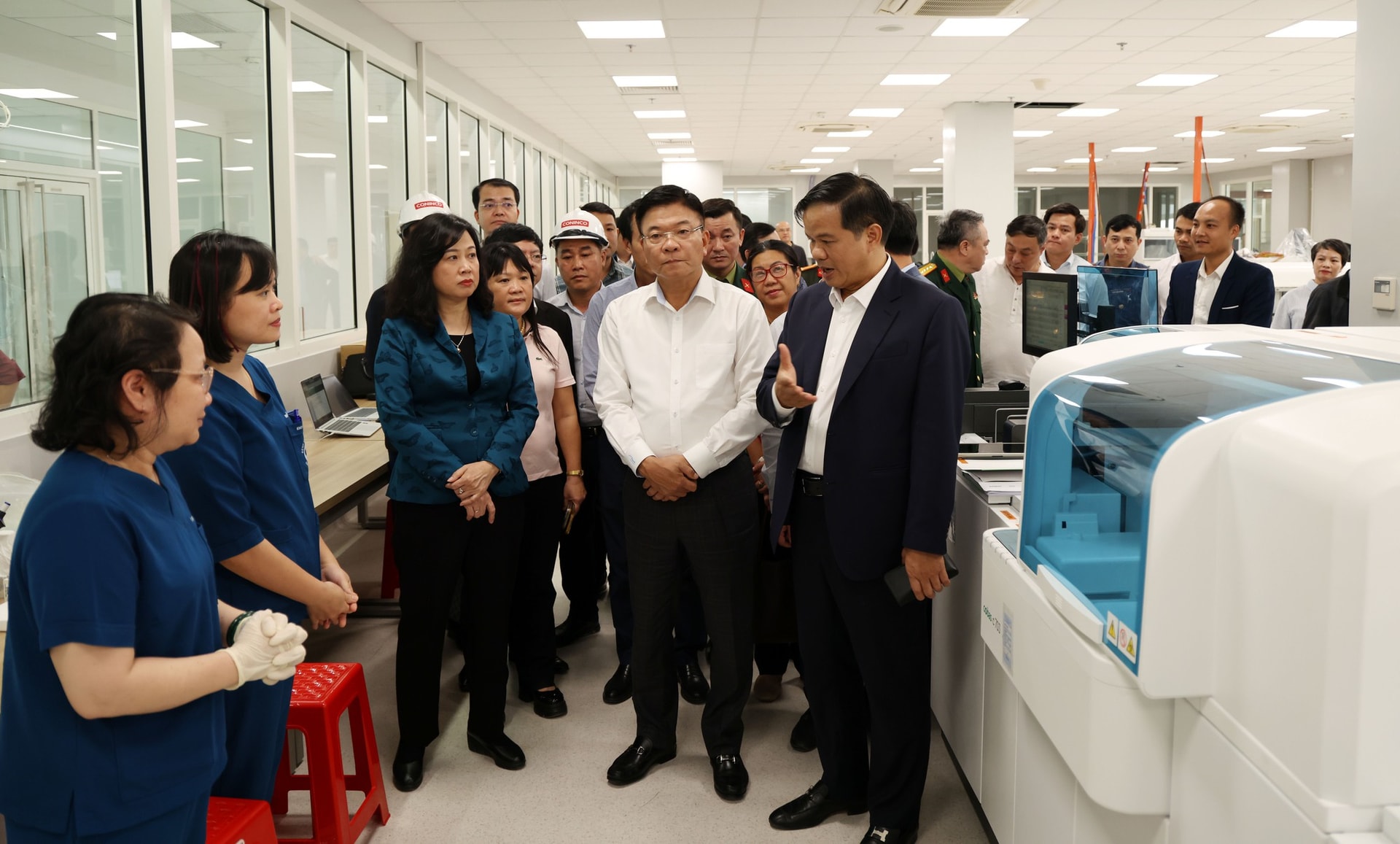 Ngày 9/12 lắp đặt hơn 300 giường tại cơ sở 2 Bệnh viện Bạch Mai, sẵn sàng phục vụ người bệnh- Ảnh 1. Ngày 9/12 lắp đặt hơn 300 giường tại cơ sở 2 Bệnh viện Bạch Mai, sẵn sàng phục vụ người bệnh- Ảnh 1.