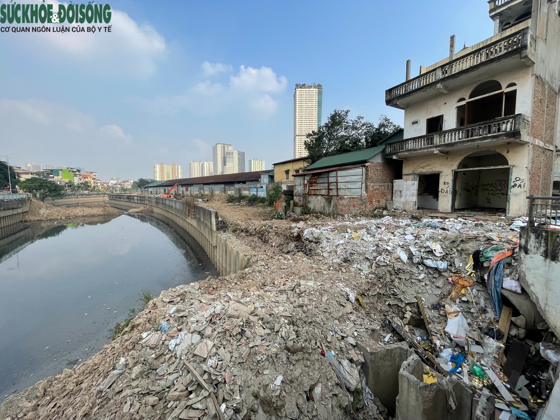 Dự án cứng hóa kênh La Khê, Hà Nội thi công không che chắn gây bụi và ô nhiễm- Ảnh 3. Dự án cứng hóa kênh La Khê, Hà Nội thi công không che chắn gây bụi và ô nhiễm- Ảnh 3.