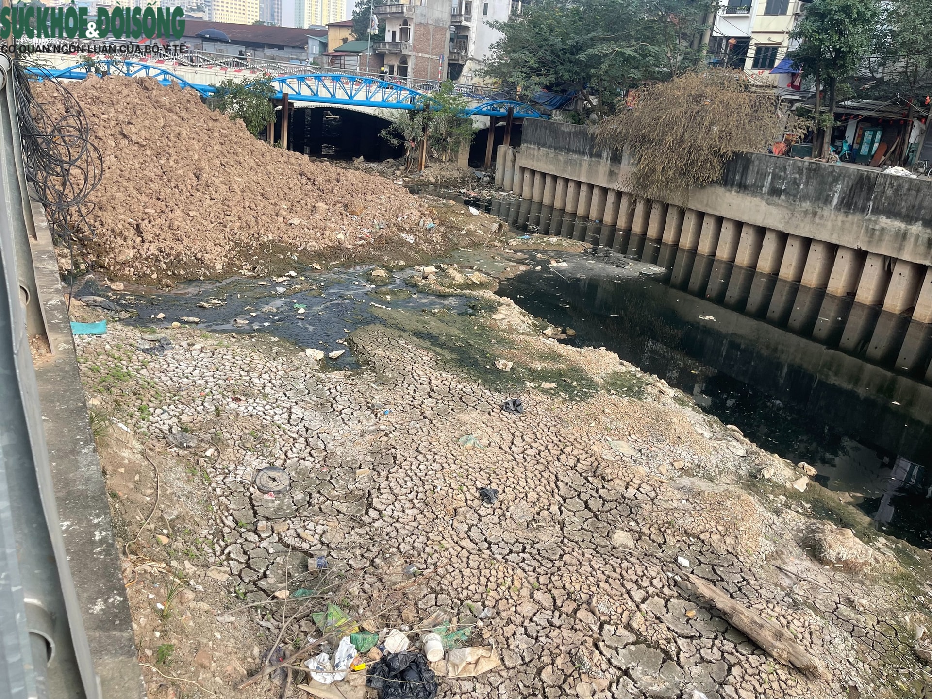 Dự án cứng hóa kênh La Khê, Hà Nội thi công không che chắn gây bụi và ô nhiễm- Ảnh 6. Dự án cứng hóa kênh La Khê, Hà Nội thi công không che chắn gây bụi và ô nhiễm- Ảnh 6.