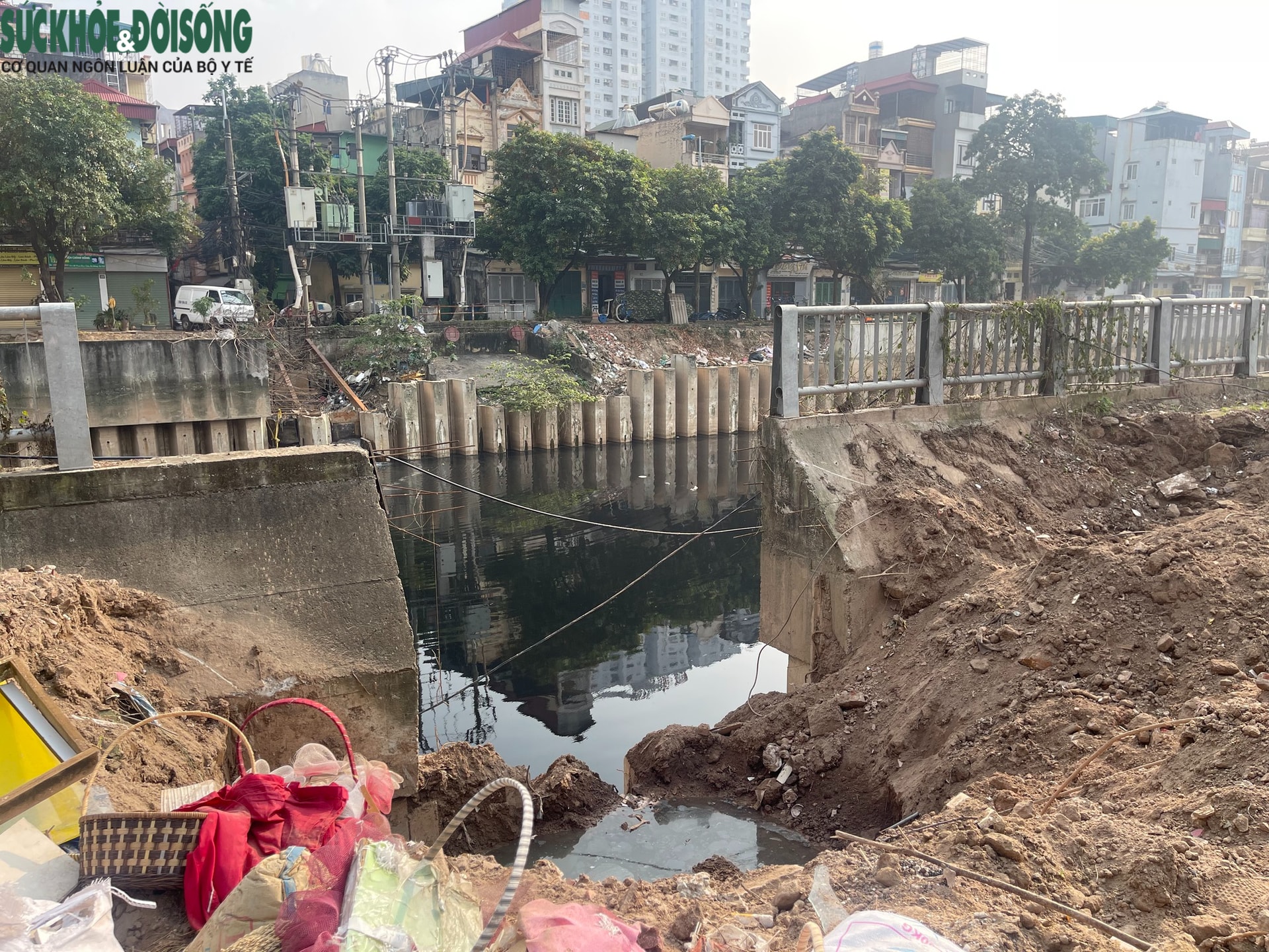 Dự án cứng hóa kênh La Khê, Hà Nội thi công không che chắn gây bụi và ô nhiễm- Ảnh 10. Dự án cứng hóa kênh La Khê, Hà Nội thi công không che chắn gây bụi và ô nhiễm- Ảnh 10.