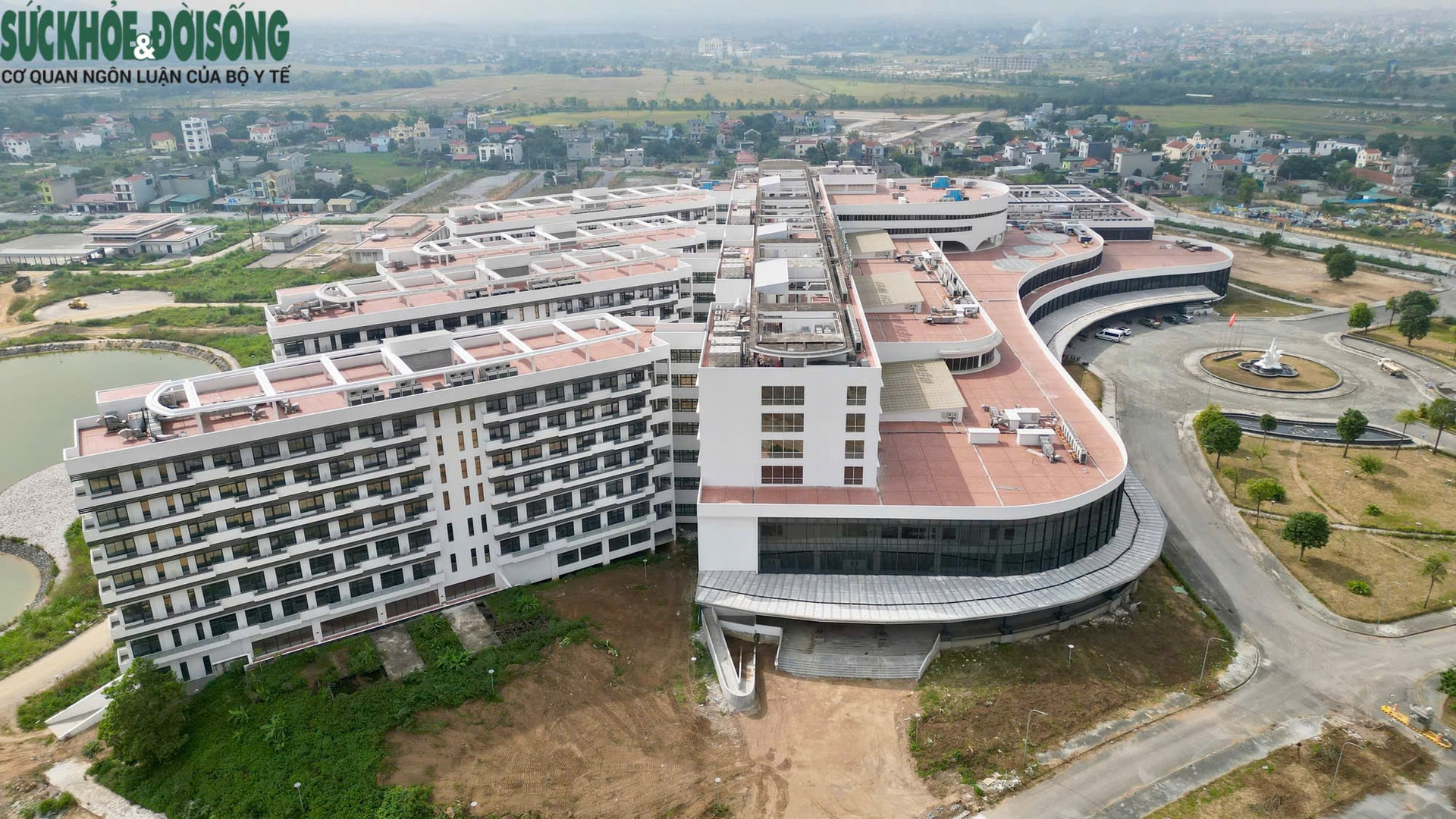 Ngày 9/12 lắp đặt hơn 300 giường tại cơ sở 2 Bệnh viện Bạch Mai, sẵn sàng phục vụ người bệnh- Ảnh 5. Ngày 9/12 lắp đặt hơn 300 giường tại cơ sở 2 Bệnh viện Bạch Mai, sẵn sàng phục vụ người bệnh- Ảnh 5.