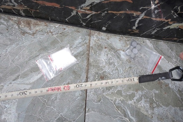 Bất ngờ kiểm tra, phát hiện 12 người dương tính ma túy tại 2 phòng VIP quán karaoke- Ảnh 2. Bất ngờ kiểm tra, phát hiện 12 người dương tính ma túy tại 2 phòng VIP quán karaoke- Ảnh 2.