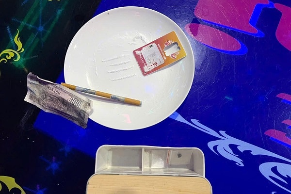 Bất ngờ kiểm tra, phát hiện 12 người dương tính ma túy tại 2 phòng VIP quán karaoke- Ảnh 4. Bất ngờ kiểm tra, phát hiện 12 người dương tính ma túy tại 2 phòng VIP quán karaoke- Ảnh 4.