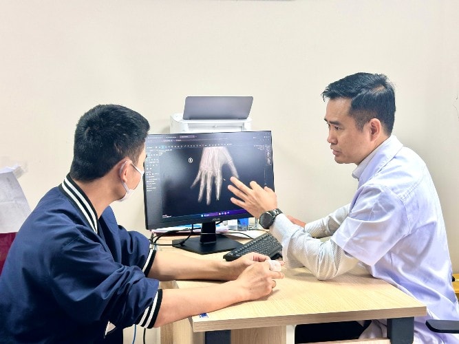 Lần đầu tiên bác sĩ Việt Nam vi phẫu thuật thành công 'cứu' ngón tay bệnh nhân đứt rời sau 25 giờ- Ảnh 3. Lần đầu tiên bác sĩ Việt Nam vi phẫu thuật thành công 'cứu' ngón tay bệnh nhân đứt rời sau 25 giờ- Ảnh 3.