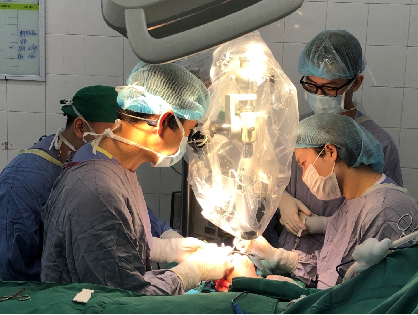 Lần đầu tiên bác sĩ Việt Nam vi phẫu thuật thành công 'cứu' ngón tay bệnh nhân đứt rời sau 25 giờ- Ảnh 1. Lần đầu tiên bác sĩ Việt Nam vi phẫu thuật thành công 'cứu' ngón tay bệnh nhân đứt rời sau 25 giờ- Ảnh 1.