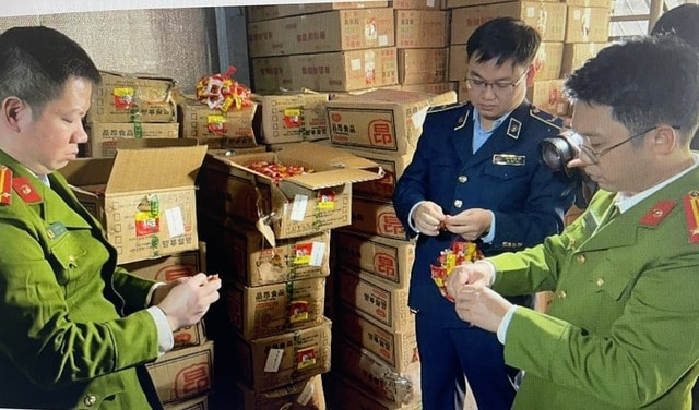 Mở cao điểm ngăn chặn buôn lậu, hàng giả dịp Tết: Tăng kiểm tra từ biên giới đến sàn TMĐT- Ảnh 1. Mở cao điểm ngăn chặn buôn lậu, hàng giả dịp Tết: Tăng kiểm tra từ biên giới đến sàn TMĐT- Ảnh 1.