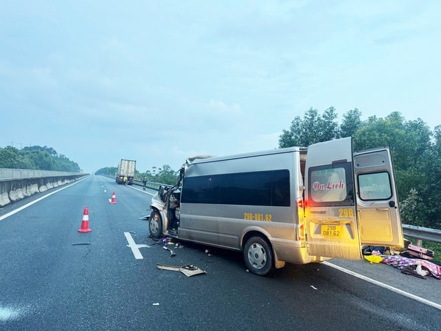 Vụ tai nạn trên cao tốc Đà Nẵng - Quảng Ngãi: Sau tiếng rầm cả xe choàng tỉnh, nhiều người hoảng loạn kêu cứu- Ảnh 3. Vụ tai nạn trên cao tốc Đà Nẵng - Quảng Ngãi: Sau tiếng rầm cả xe choàng tỉnh, nhiều người hoảng loạn kêu cứu- Ảnh 3.