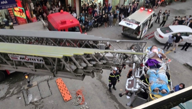 Rơi từ tầng cao chung cư xuống mái tôn, cháu bé thoát chết 'kỳ diệu' - Ảnh 1. Rơi từ tầng cao chung cư xuống mái tôn, cháu bé thoát chết 'kỳ diệu' - Ảnh 1.