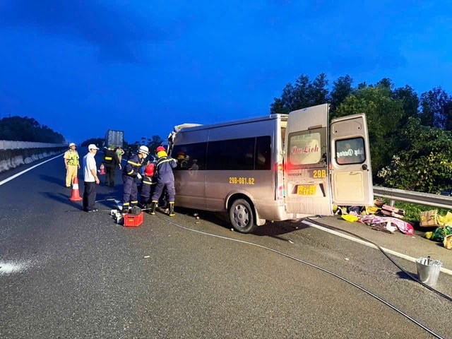 Tai nạn trên cao tốc Đà Nẵng – Quảng Ngãi, 3 người chết, 10 người bị thương- Ảnh 2. Tai nạn trên cao tốc Đà Nẵng – Quảng Ngãi, 3 người chết, 10 người bị thương- Ảnh 2.