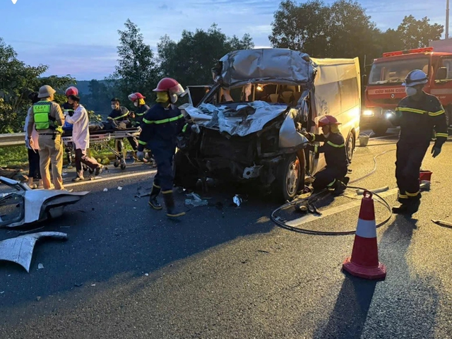 Khẩn trương điều tra nguyên nhân vụ tai nạn làm 3 người tử vong trên cao tốc Đà Nẵng – Quảng Ngãi- Ảnh 1. Khẩn trương điều tra nguyên nhân vụ tai nạn làm 3 người tử vong trên cao tốc Đà Nẵng – Quảng Ngãi- Ảnh 1.