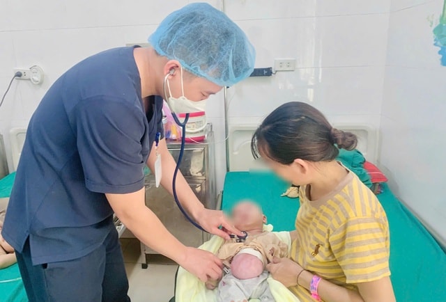 Cứu sống trẻ sơ sinh có gan, ruột nằm ngoài ổ bụng- Ảnh 2. Cứu sống trẻ sơ sinh có gan, ruột nằm ngoài ổ bụng- Ảnh 2.