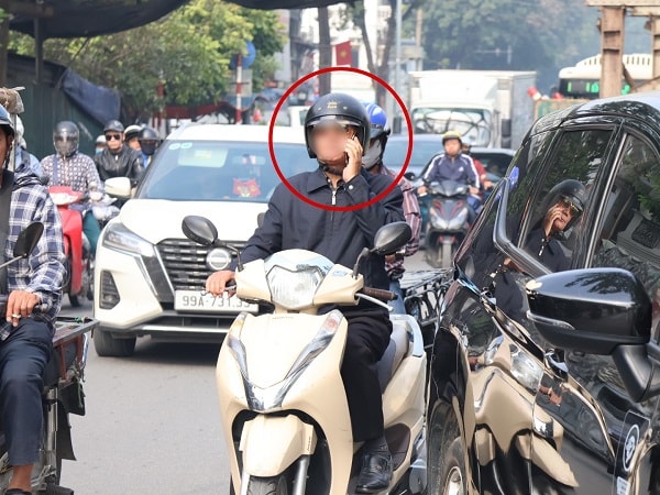 CSGT Hà Nội liên tiếp phát hiện nhiều tài xế che biển số, dùng điện thoại khi đang lái xe- Ảnh 1. CSGT Hà Nội liên tiếp phát hiện nhiều tài xế che biển số, dùng điện thoại khi đang lái xe- Ảnh 1.