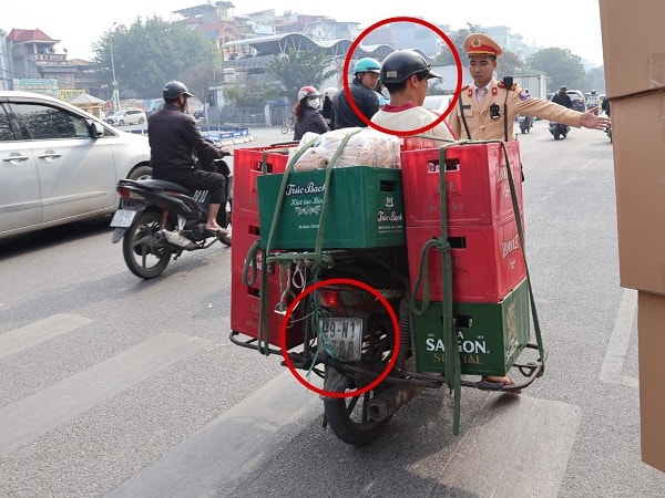 CSGT Hà Nội liên tiếp phát hiện nhiều tài xế che biển số, dùng điện thoại khi đang lái xe- Ảnh 3. CSGT Hà Nội liên tiếp phát hiện nhiều tài xế che biển số, dùng điện thoại khi đang lái xe- Ảnh 3.