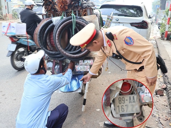 CSGT Hà Nội liên tiếp phát hiện nhiều tài xế che biển số, dùng điện thoại khi đang lái xe- Ảnh 5. CSGT Hà Nội liên tiếp phát hiện nhiều tài xế che biển số, dùng điện thoại khi đang lái xe- Ảnh 5.