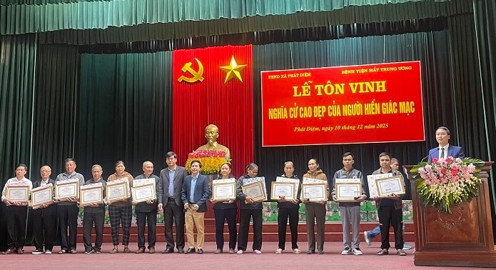 Tôn vinh nghĩa cử cao đẹp của người hiến tặng giác mạc- Ảnh 2. Tôn vinh nghĩa cử cao đẹp của người hiến tặng giác mạc- Ảnh 2.