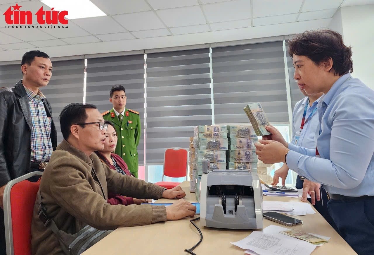 Người dân ở 'đất vàng' ven hồ Hoàn Kiếm nhận tiền đền bù đất làm quảng trường phía Đông- Ảnh 6. Người dân ở 'đất vàng' ven hồ Hoàn Kiếm nhận tiền đền bù đất làm quảng trường phía Đông- Ảnh 6.