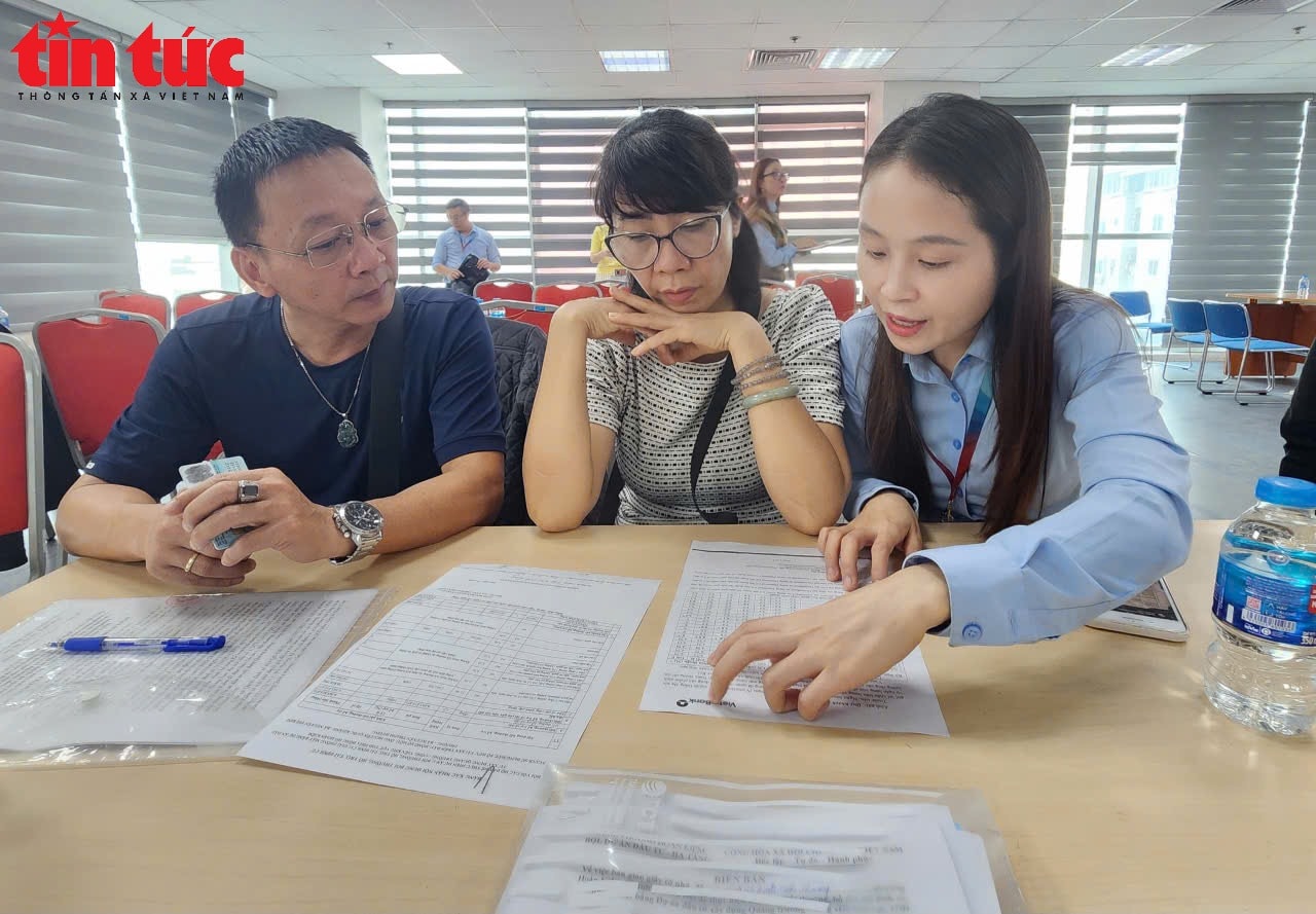 Người dân ở 'đất vàng' ven hồ Hoàn Kiếm nhận tiền đền bù đất làm quảng trường phía Đông- Ảnh 4. Người dân ở 'đất vàng' ven hồ Hoàn Kiếm nhận tiền đền bù đất làm quảng trường phía Đông- Ảnh 4.